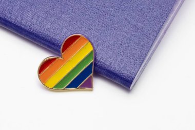 Igbt hakları ve sığınma ve göç konsepti arayışı, ve beyaz arka planda gökkuşağı eşcinsellik sembolü kalp ve mavi pasaport