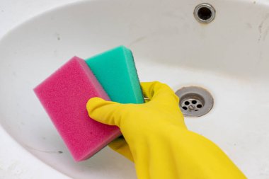 Anlamı, kirli paslı lavaboyu temizlemek ve dezenfekte etmek için araç gereç, leke ve sabun lekeleriyle dolu leğen