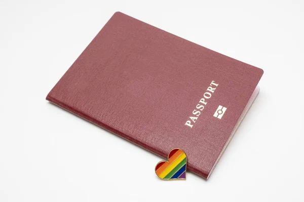 Lgbt direitos e à procura de asilo e migração conceito, e arco-íris gay orgulho símbolo coração e vermelho passaporte no fundo branco — Fotografia de Stock