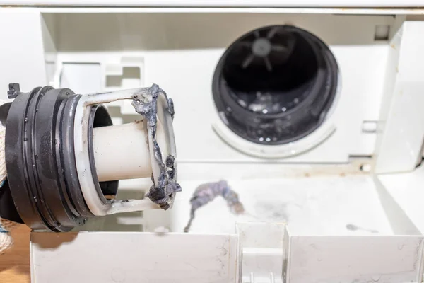 Pompe Cassée De Machine À Laver Causée Par Un Filtre De Pompe De Vidange Bouché Sale Fermer, Nettoyer Et Réparer — Photo