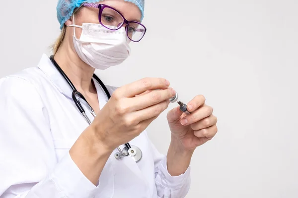 Um enfermeiro que enche a seringa com medicamento ou vacina, conceito de imunização — Fotografia de Stock