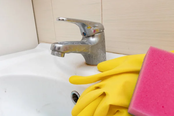 Esponja y guantes para lavar el grifo sucio con cal, grifo de agua calcificada con escala de cal en el lavabo en el baño, concepto de limpieza de la casa — Foto de Stock