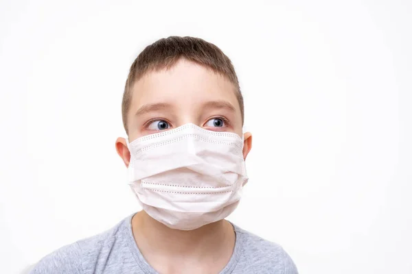 Кавказький хлопчик у хірургічній масці на білому тлі, захист від грипу та вірусної інфекції — стокове фото