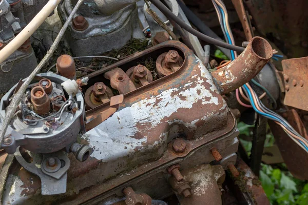 낡고 녹슨 오래 된 차의 일부, 쓰레기장에서 부서진 차, 쓰레기 더미 야드는 자연과 환경을 보호하기 위해 사용되고 재사용 될 필요가 있었다, 금속 재활용 개념 — 스톡 사진