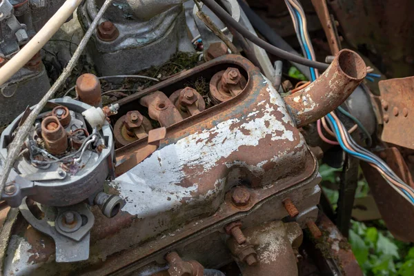 Eski terk edilmiş, paslı araçlar hurdalıkta ezilmiş arabalar, hurdalık, doğayı ve çevreyi korumak için kullanılması ve yeniden kullanılması gereken şeyler, metal geri dönüşüm kavramı.