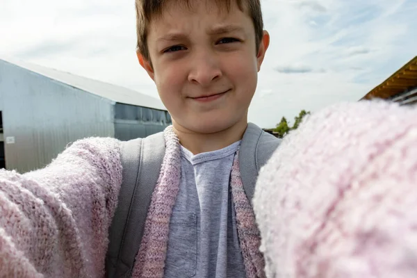 Un retrato de un niño preadolescente haciendo selfie, verano, que está viajando durante las vacaciones de verano — Foto de Stock