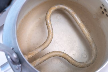 Kireç ölçeği, ısıtma tankında kireç ölçeği, mutfakta ısıtıcı. Beyaz, kireçli kalsiyum karbonat kalıntısı. Ev aletleri, sert su kaynaklı tamirat sonucu onarıldı.