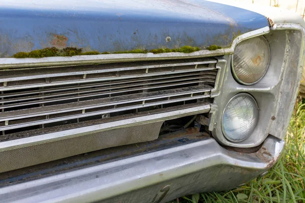 Front side of an old rusty car with head light, auto repair concept — Stock Photo, Image