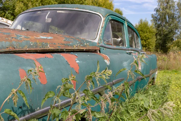 Parte de um carro enferrujado velho, conceito de reparação de automóveis — Fotografia de Stock