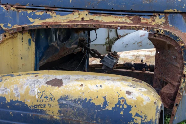 Parti di vecchi veicoli arrugginiti abbandonati, automobili frantumate in discarica, deposito di rottami da utilizzare e riutilizzare per proteggere la natura e l'ambiente, concetto di riciclaggio dei metalli — Foto Stock