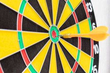 Hedef tahtasına ok saplanmış bir dart tahtası. Hedefler ve hedefleme konsepti.