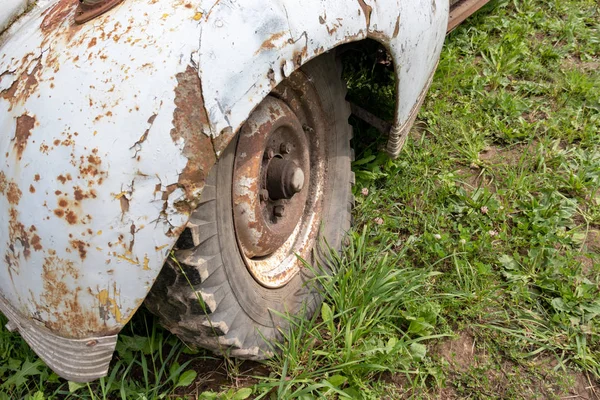 Parte de um carro enferrujado velho, conceito de reparação de automóveis — Fotografia de Stock