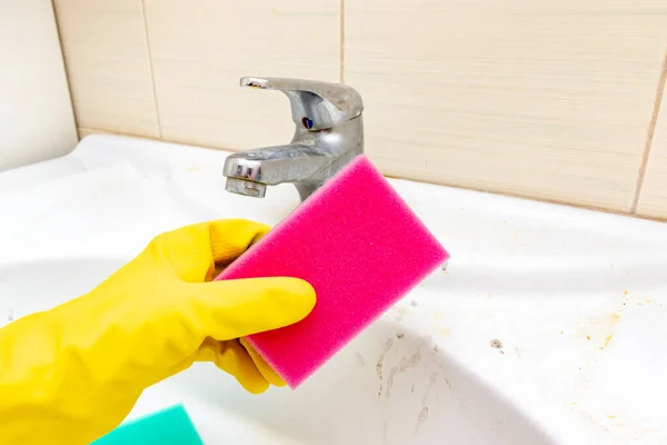 Koncepcja czyszczenia starych brudnych umywalek z plamami rdzy, wapnem i plamami mydła w łazience — Zdjęcie stockowe