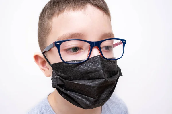 Retrato Niño Con Máscara Quirúrgica Médica Negra Anteojos Sobre Fondo —  Fotos de Stock