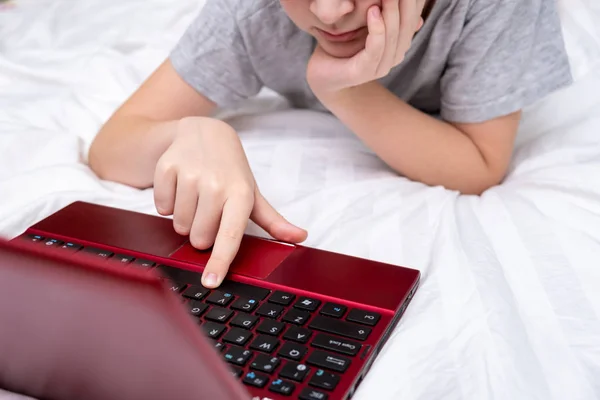 Niño Preadolescente Acostado Una Cama Navegando Por Internet Escribiendo Blog —  Fotos de Stock