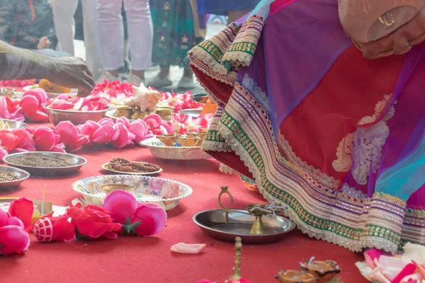 Весільна Церемонія Традиційний Індійський Весільний Ритуал Червоними Квітами Атрибутами — стокове фото