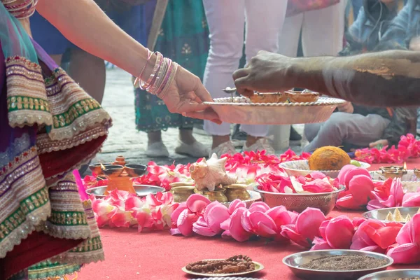 Весільна Церемонія Традиційний Індійський Весільний Ритуал Червоними Квітами Атрибутами — стокове фото
