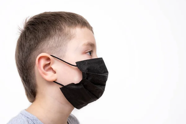 Retrato Niño Con Máscara Quirúrgica Médica Negra Sobre Fondo Blanco —  Fotos de Stock