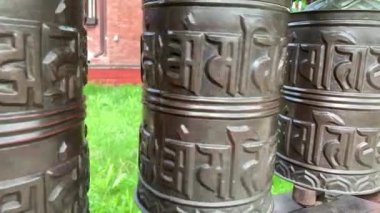 Mantra Om Mani Padme Hum ile dönen geleneksel Nepal metal dua çarkları, bu da demektir ki O, lotustaki mücevher, bir sırada asılı duruyor.