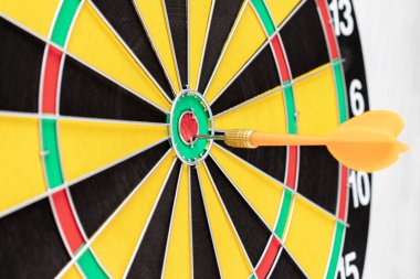 Hedef tahtasına ok saplanmış bir dart tahtası. Hedefler ve hedefleme konsepti..