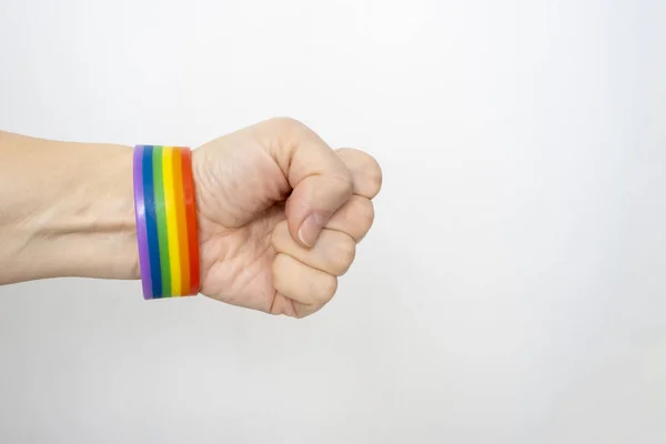 Una Mano Puño Usando Lgbt Arco Iris Gay Orgullo Pulseras —  Fotos de Stock