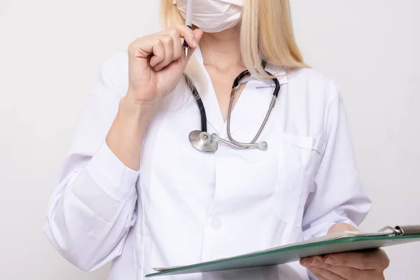 Profissional Mulher Médico Médico Médico Branco Uniforme Com Estetoscópio Placa — Fotografia de Stock