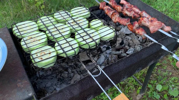 Una Persona Che Carne Alla Griglia Verdure Zucchine Concetto Barbecue — Foto Stock