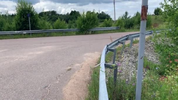 Vista de una carretera de campo cruzada con un dar paso, hacer señal de paso — Vídeos de Stock