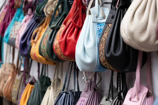 各种色彩艳丽的小皮袋 装有传统浸渍的俄罗斯奴隶饰品 在市场上销售 — 图库照片