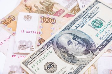 Amerikan dolarları, Rus Rublesi 'nin, finansal krizin ve tasarruf, ruble devalüasyon konseptinin üzerine yatar..