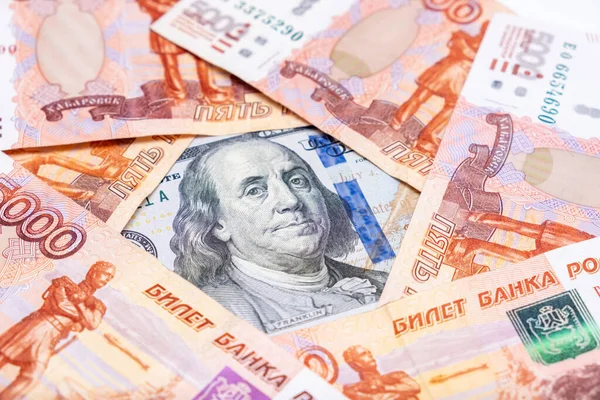 Американські Долари Лежать Серед Рублів Росіян Зберігаючи Гроші Від Девальваційної — стокове фото