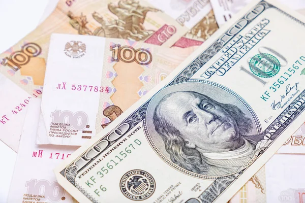 Banconote Dollari Statunitensi Che Giacciono Sfondo Rubli Russi Crisi Finanziaria — Foto Stock