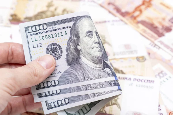 Una Mano Che Tiene Dollaro Piegato Banconote Sfondo Rubli Russi — Foto Stock