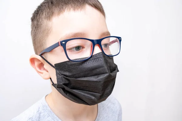 Ένα Πορτρέτο Ενός Αγοριού Που Φοράει Χειρουργική Ιατρική Μαύρη Μάσκα — Φωτογραφία Αρχείου
