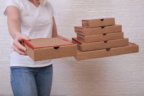 Женщина Держит Много Упакованных Коробок Коробки Пиццы Различных Размеров Предлагает — стоковое фото
