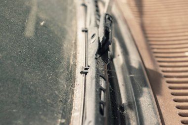 Eski terk edilmiş, paslı araçlar hurdalıkta ezilmiş arabalar, hurdalık, doğayı ve çevreyi korumak için kullanılması ve yeniden kullanılması gereken şeyler, metal geri dönüşüm kavramı..