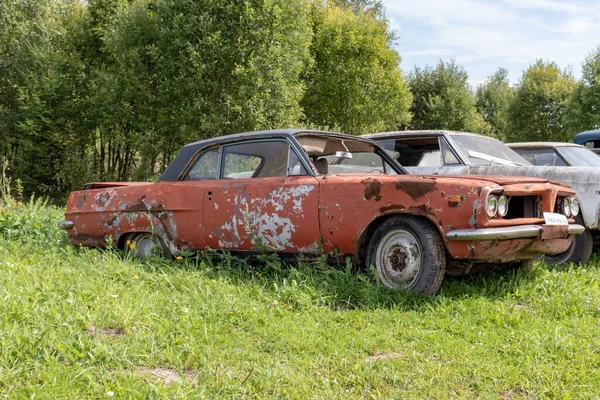 Old Ditinggalkan Berkarat Kendaraan Hancur Mobil Scrapyard Tempat Sampah Perlu — Stok Foto