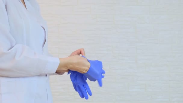 Médecin ou infirmière portant des gants chirurgicaux en nitrile bleu, sécurité médicale professionnelle et hygiène pour la chirurgie et l'examen médical, protection contre l'infection — Video