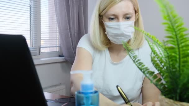 Europese Kaukasische zakenvrouw freelancer in chirurgische gezichtsmasker werken op afstand tijdens quarantaine van virusinfectie, afstand baan en verblijf thuis concept — Stockvideo