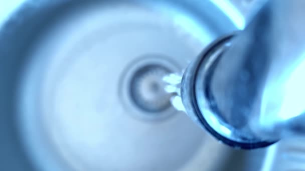 Acqua che scorre dal rubinetto, rubinetto nel lavandino della cucina, chiaro concetto di acqua potabile pura — Video Stock