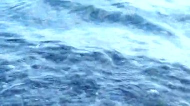 Deniz, okyanus veya göl dalgaları berrak mavi su, sakin ve rahatlatıcı atmosfer, seyahat ve tatil konsepti