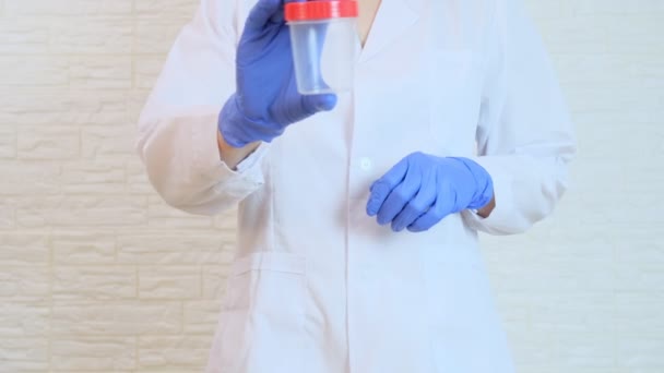 医学実験室での分析研究のための尿サンプルのための空の容器を示す医師 医学尿検査と健康スキャン 薬物検査の概念 — ストック動画