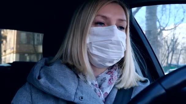 Καυκάσια Ευρωπαία Γυναίκα Που Οδηγεί Αυτοκίνητο Και Φοράει Λευκή Χειρουργική — Αρχείο Βίντεο