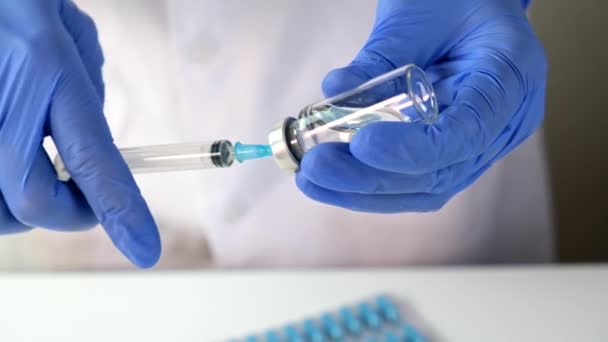 医生或护士戴着蓝色手套 用疫苗填充注射器 进行近距离注射 疫苗接种和免疫接种 — 图库视频影像