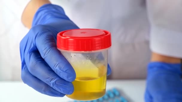 Médico Técnico Laboratório Mostrando Recipiente Com Amostra Urina Para Análise — Vídeo de Stock