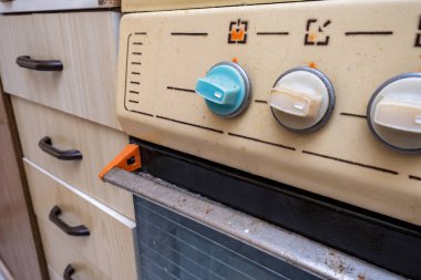 Eski gaz sobası sapları ve mutfak ön paneli, tehlike, patlama tehlikesi ev gazı.