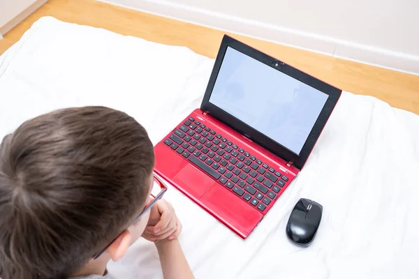 Niño Acostado Cama Con Una Computadora Portátil Distancia Aprendizaje Electrónico —  Fotos de Stock