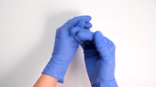 医生或护士戴上蓝色氮肥外科手套 为外科及体格检查提供专业的医疗安全及卫生服务 防止感染 — 图库视频影像