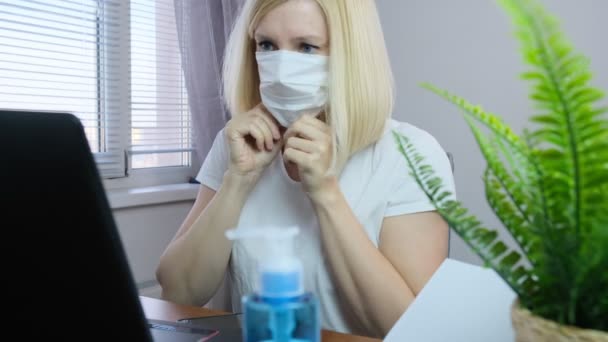 Europese Kaukasische Zakenvrouw Freelancer Zet Witte Chirurgische Gezichtsmasker Werkt Afstand — Stockvideo