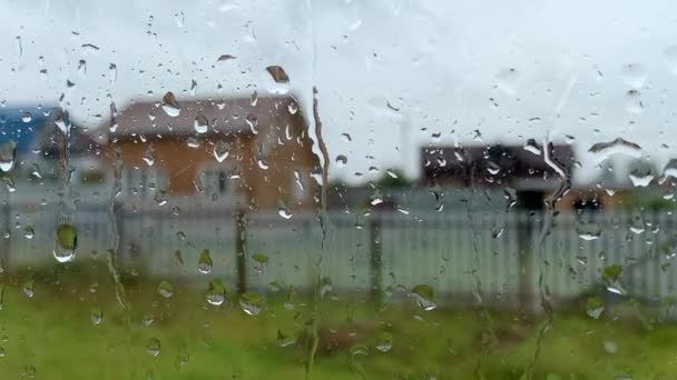 Bir Kır Evinin Camından Akan Yağmur Damlaları Yazın Yağan Yağmur — Stok video